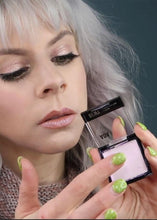 Load image into Gallery viewer, AOA Dewy Duo-Chrome Highlighter - Silk